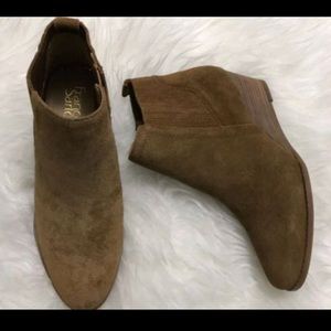 Franco Sarto Wedges size 9
Brand new.